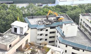 请问挖掘机是怎么上楼顶的 挖掘机怎么上楼顶